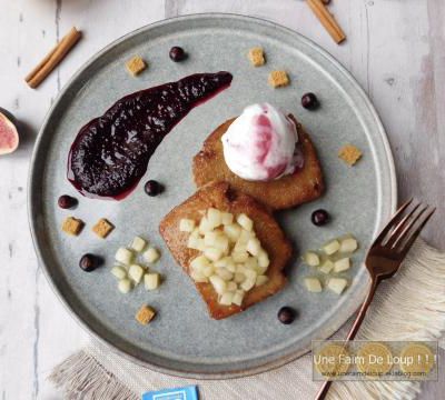 Pain d’épices perdu, poire pochée vanille & coulis cassis 