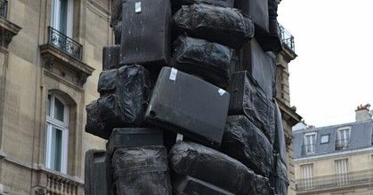 "Consigne à vie" de ARMAN-Cour de Rome, Gare Saint Lazare