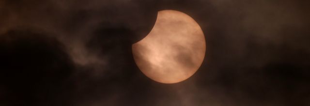 25 octobre 2022 : Une éclipse partielle de Soleil nuageuse