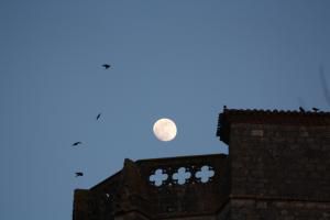 La Lune et la tour de la Romieu