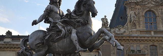 Le Louvre, cour Napoléon : Statue équestre de Louis XIV