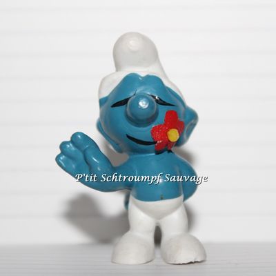 Figurine Schtroumpf avec fleur dans la bouche Schleich n°2.0019