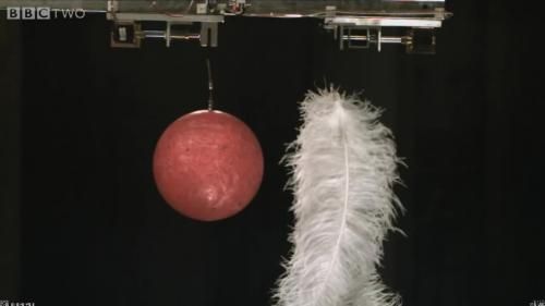 Dans le vide, une plume chute aussi vite qu'une bille de plomb !