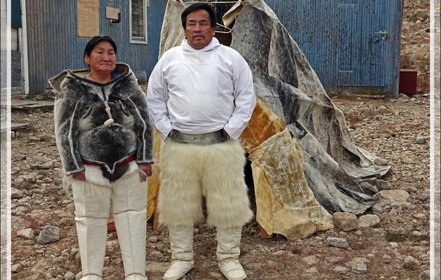 Tenue traditionnelle Inuit (toujours d'actualité pour les hommes lors des chasses hivernales) et tente - Qaanaaq - Groenland