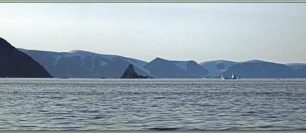 Dans notre route vers le nord, nous repassons très au large de Coburg Island avec son îlot pointu nommé Princess Charlotte Monument Island - Mer de Baffin - Nunavut - Canada