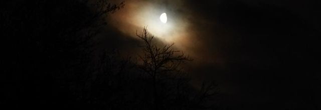 Il y a le ciel, les nuages et la LUNE