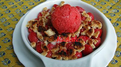 Crumble de fraises à l'amaretti et son sorbet
