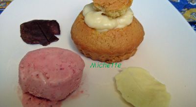 Biscuit à l'olive, crème mascarpone, citron, chocolat blanc, glace à la fraise