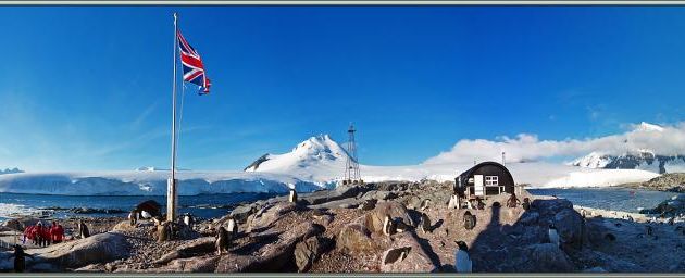 Le drapeau britannique flotte sur Port Locroy et ses manchots papous (Panorama interactif 3D sonorisé) - Ile Goudier - Neumayer Channel - Péninsule Antarctique