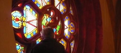 Remontage de la verrière restaurée de la rosace de l'église