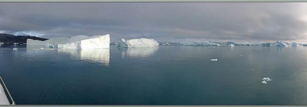 8 août 2019 : l'Austral est arrivé à Karrat Fjord, dans un superbe paysage encore brumeux et entourés d'icebergs - Groenland