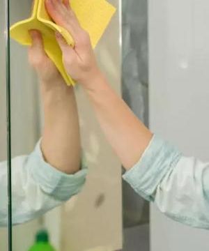 Utilisez l'alcool ménager à la place de la plupart des produits de ménage courants.