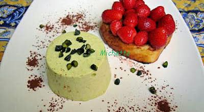 Mousse à la pistache et chocolat blanc, brioche grillée, salade de fraises