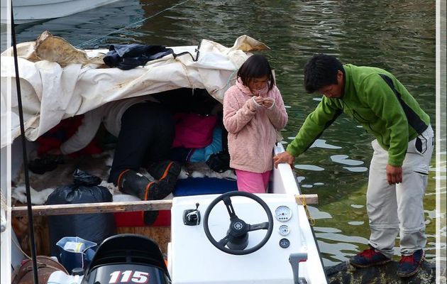  Les "Au revoir" dans le petit port de Kullorsuaq - Groenland