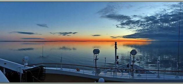 Coucher de soleil (21 h 30) au large de Gjoa Haven (Uqsuqtuuq) - King William Island - Nunavut - Canada
