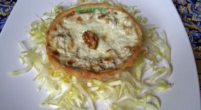 Tartelette aux endives cuites et crues, sauce au noix et roquefort