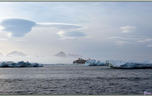 Photos d'altocumulus lenticulaires au-dessus de l'Austral au mouillage à Brown Bluff - Antarctic Sound - Péninsule Antarctique