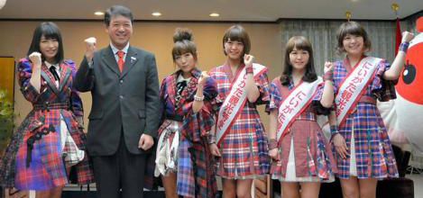Minami Takahashi et Yokoyama Yui rencontre le maire et le gouverneur de Niigata