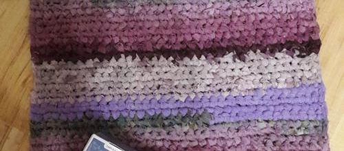Un tapis couleur teinture aux baies