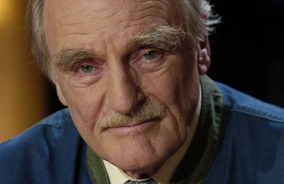 Jean Raspail, né le 5 juillet 1925 à Chemillé-sur-Dême et mort le 13 juin 2020 à Paris, est un écrivain et explorateur français. 