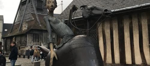 statue