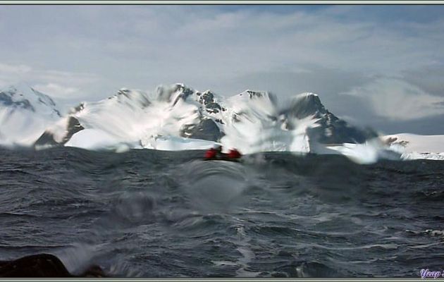 Iceberg en arche sous toutes ses coûtures - Pleneau Bay - Péninsule Antarctique