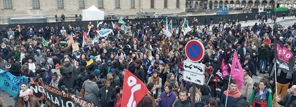   "Racisme" et "colonialisme" dénoncés dans le cortègede la manifestation contre la loi immigration à Paris