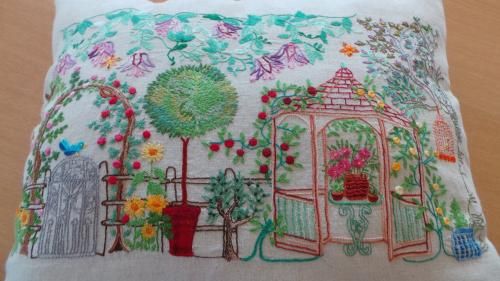 Le joli coussin brodé