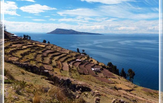 L'île Amantani vue de l'île Taquile - Lac Titicaca - Pérou