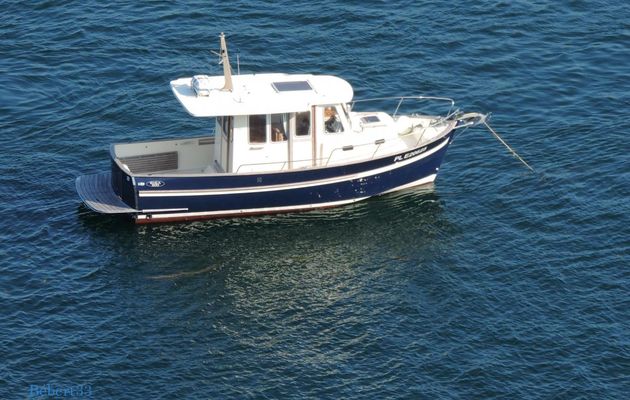une bateau en reflets
