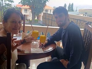 Chers amis, une semaine s’est écoulée depuis notre arrivée à Kigali et quelle semaine! Entre le choc de la guerre puis la paix puis la réalité du terrain, ce début de mission a été intense! 