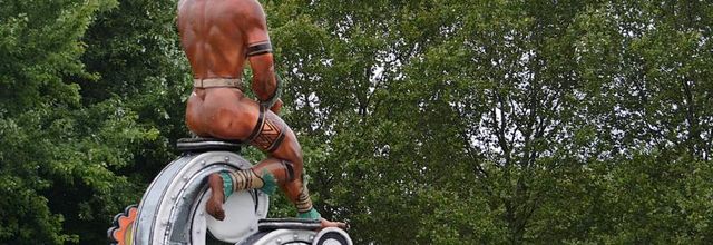 Parc de la Villette, Paris 19ème : Totems du Carnaval de Rio. Fin