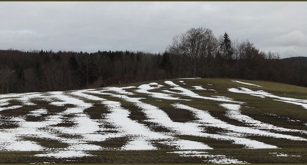 Neige et ciel zébrés
