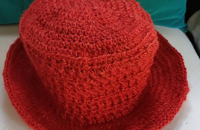 EB - Un chapeau rouge au point étoile...
