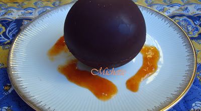 Sphère en chocolat, sorbet poire, crème au chocolat