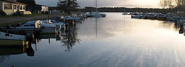 LE LAC DE PARENTIS EN BORN .