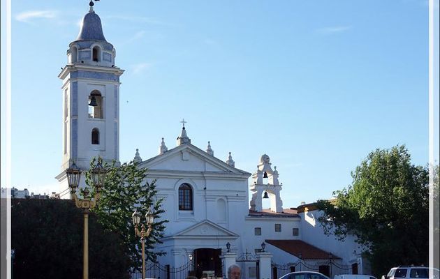 Quartier de la Recoleta avec sa Basilique Nuestra Señora del Pilar et son arbre géant soutenu par "El Atlas de Recoleta" - Buenos Aires - Argentine