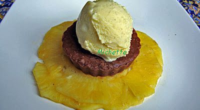 Feuillantine pralinoise, ananas aux épices, glace crémeuse à la vanille