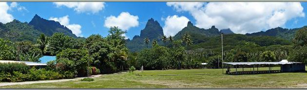 Panorama sur la montagne vu de Haapiti, avec le Mou'a Roa (880 m) et à gauche, le Mou'a Pu (762 m) - Moorea - Polynésie française