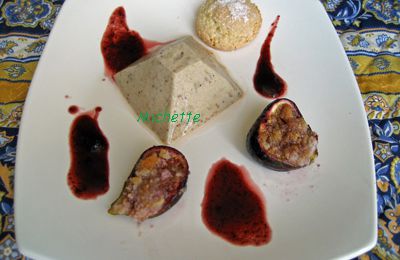 Panna cotta au miel, figue, fruits en crumble, amarettis