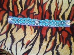 un bracelet bleu en perles