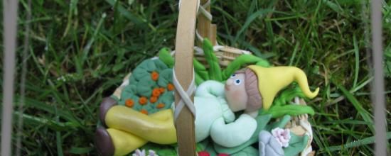 Petit lutin rêveur sur lit de feuillage