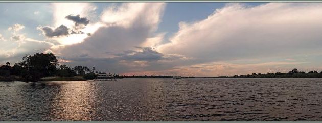 Le coucher de soleil est en train d'embellir, mais la luminosité pour l'observation de la faune commence à devenir problématique ! - Fleuve Zambèze - Zimbabwe