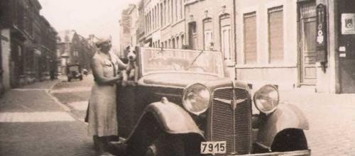 Ans - photo ancienne - une jeune dame et son chien dans une voiture d'époque