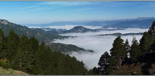 En montant, le panorama sur la mer de nuages se fait encore plus beau - Parc Naturel de Cadi Moixerò - Catalogne - Espagne