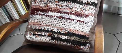 Une housse de coussin aux couleurs boisées