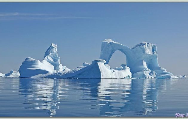 Superbe et énorme iceberg en arche  - Cimetière d'icebergs de Savissivik - Groenland