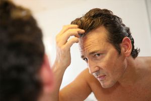 Peut-on prévenir l'apparition des cheveux gris ?