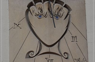 Sur le chemin de Compostelle, rue Saint-Jacques Paris 5ème, cadran solaire signé Dali