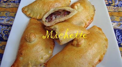 Chausson en pâte à pizza faite maison, noix, magret fumé, fromages